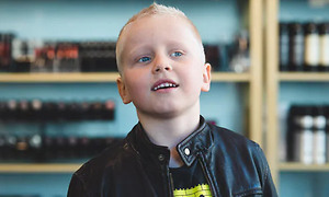 Hymyilevä pieni poika