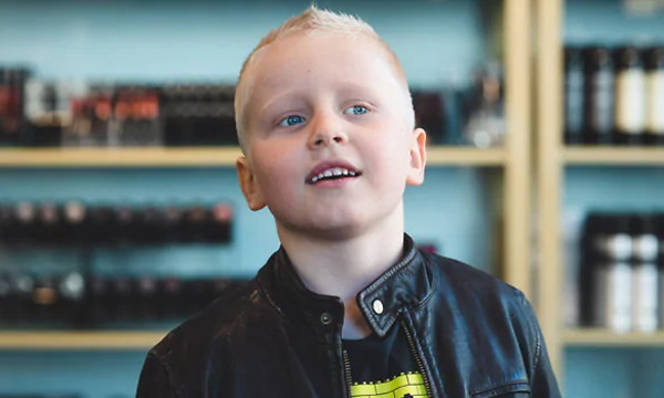 Hymyilevä pieni poika