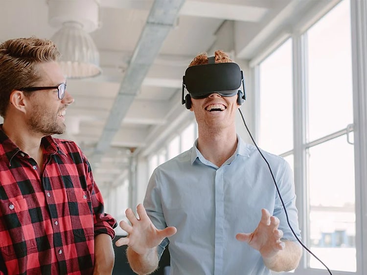 kaksi miespuolista kaverusta kokeilemassa VR-laseja