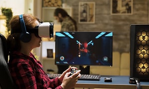 nainen VR-pelaamassa tietokoneella