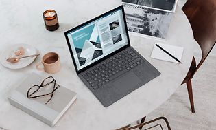 Microsoft Surface -kannettava marmorisella pöydällä