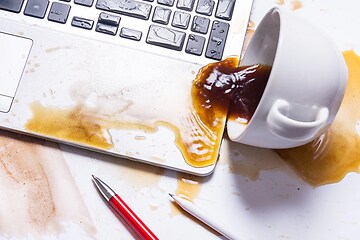 kahvi kaatunut kupista kannettavan tietokoneen näppäimistölle