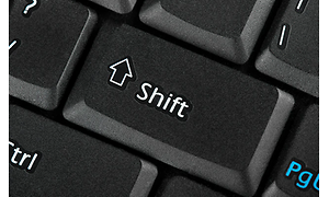 mustan tietokoneen näppäimistön Shift-painike