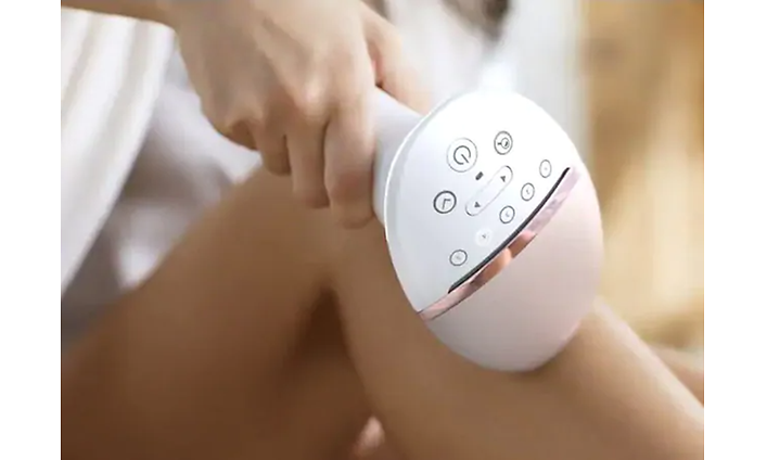 Nainen käyttää Philips Lumea Prestige -valoimpulssilaitetta säärikarvojen poistoon