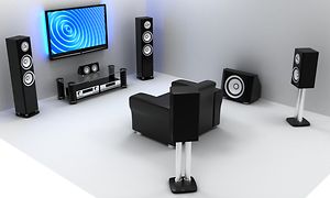 subwoofer ja surround-äänijärjestelmä valkoisessaa olohuoneessa