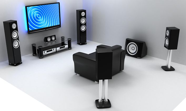 Subwoofer ja surround-äänijärjestelmä valkoisessaa olohuoneessa