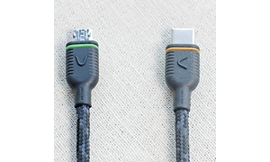 Two Unisynk USKaksi Unisynk-USB-kaapeliaB cables