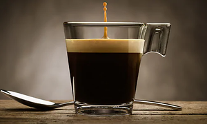 Kupillinen espressoa ja lusikka pöydällä