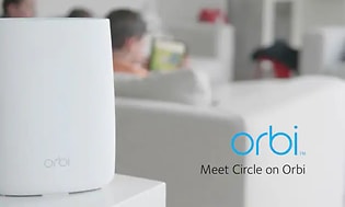 Valkoinen Orbi-laite Orbi Circle-logon vieressä