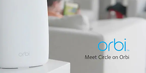 Valkoinen Orbi-laite Orbi Circle-logon vieressä
