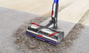 Dyson V11 -pölynimuri poistamassa likaa