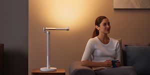 Dyson Lightcycle -pöytävalaisin valaisemassa seinää