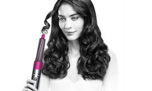 Nainen kihartamassa hiuksia Dyson Airwrapilla