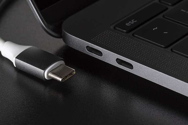 USB-kaapeli kannettavan tietokoneen vieressä
