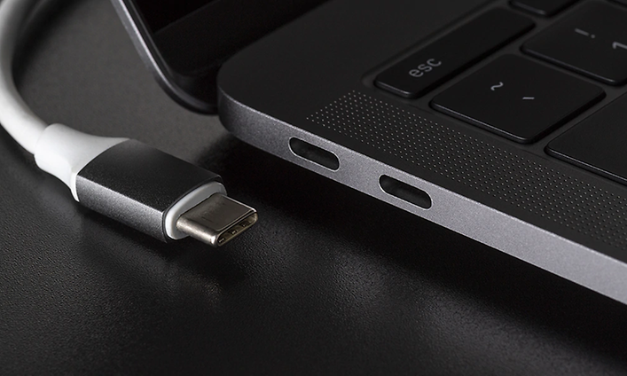 USB-kaapeli kannettavan tietokoneen vieressä