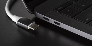 USB-kaapeli kannettavan tietokoneen vieressä