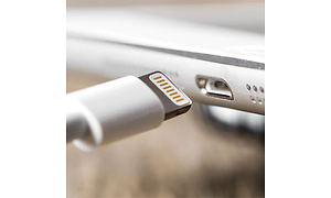 Lightning-liitäntä ja USB-portti