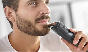 Mies trimmaamassa partansa Philips Series 7000 -trimmerillä