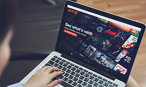 Netflixin katselua kannettavalla tietokoneella