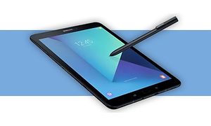 Samsung-tabletti sinivalkoista taustaa vasten