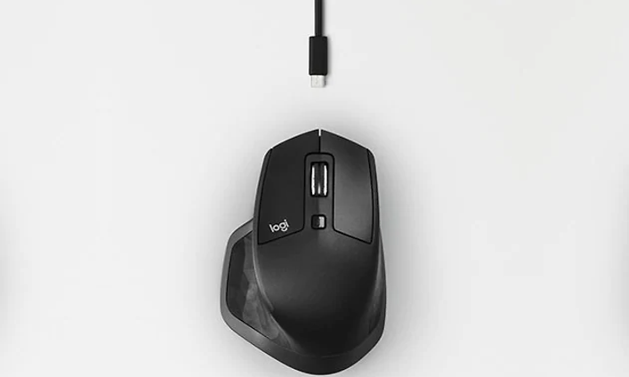 Musta Logitech-hiiri ja musta kaapeli valkoisella taustalla