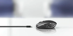 Harmaa Logitech-hiiri ja musta kaapeli tummalla sumennetulla taustalla