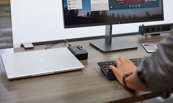 HP:n kannettava tietokone telakointiasemassa työpöydällä
