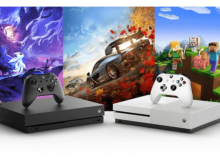 Musta Xbox One X ja valkoinen Xbox One S