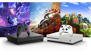 Musta Xbox One X ja valkoinen Xbox One S