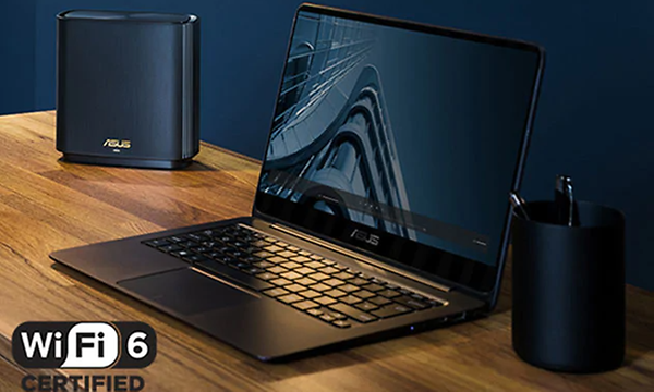 musta Asus-kannettava, joka on asetettu puiselle pöydälle WiFi6 -logolla