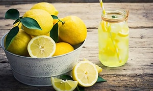 Mehulinko - Kuva sitruunoista ja limonadista pöydällä