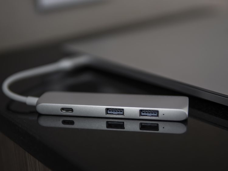 USB-telakointiasema yhdistettynä kannettavaan