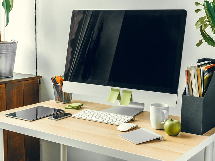 Apple iMac kotitoimiston pöydällä
