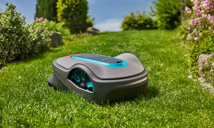 Gardena Sileno -robottiruohonleikkuri leikkaa ruohoa