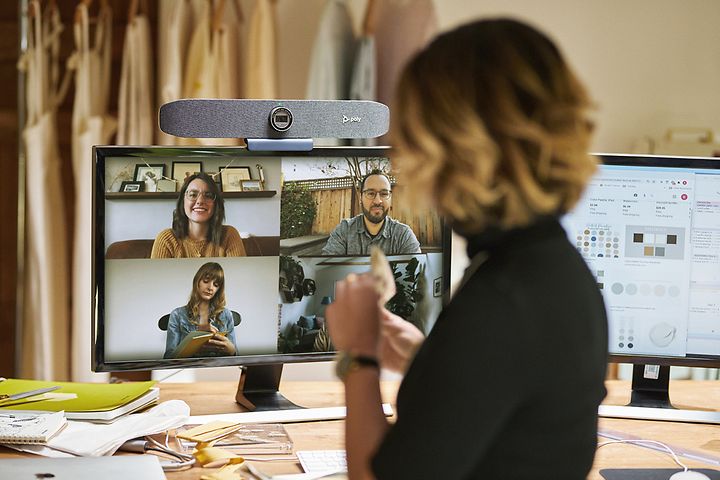 Nainen videokokouksessa