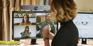 Nainen videokokouksessa