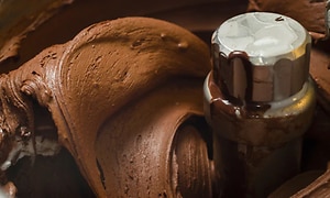 Suklaajäätelöä suklaakastikkeella koneessa