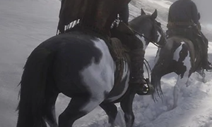 Red Dead Redemption 2 - kaksi miestä ratsastaa hevosella lumen keskellä