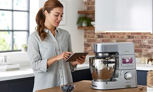 Kenwood Cooking Chef XL ja nainen, joka käyttää tablettia