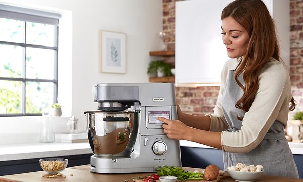 Nainen painaa kosketusnäyttöä Cooking Chef XL