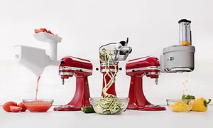Kolme punaista KitchenAid-monitoimikonetta esittelevät eri tarvikkeita