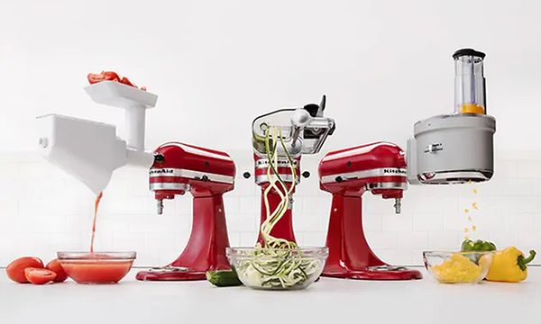 Kolme punaista KitchenAid-monitoimikonetta esittelevät eri tarvikkeita