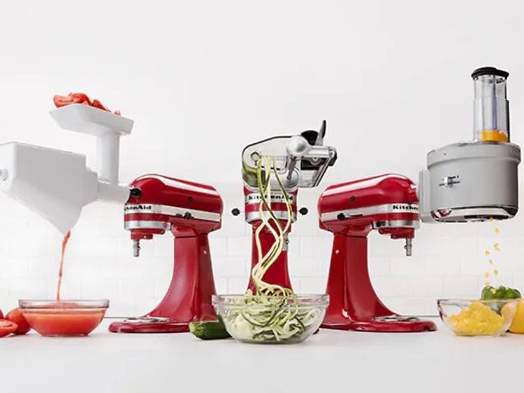 Kolme punaista KitchenAid-monitoimikonetta esittelevät eri tarvikkeita