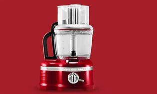 Punainen KitchenAid-monitoimikone punaisella taustalla