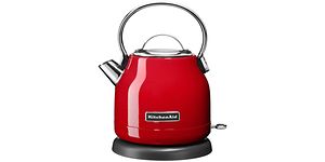 Punainen KitchenAid-vedenkeitin