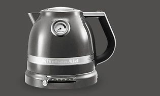 Musta KitchenAid-vedenkeitin mustalla taustalla