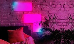 LIFX Tile -valolaatat pinkillä ja sinisellä valolla olohuoneen seinällä