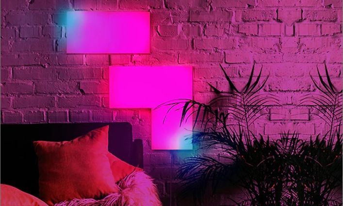 LIFX Tile -valolaatat pinkillä ja sinisellä valolla olohuoneen seinällä