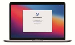 MacBook Pro 13 tuuma, jonka näytöllä Remote management appi