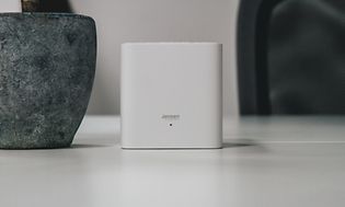 Jensen Omni Lite mesh -reititin pöydällä